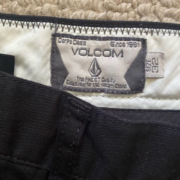 Volcom Shorts • Black • Men’s Size 32 - Picture 2 of 7